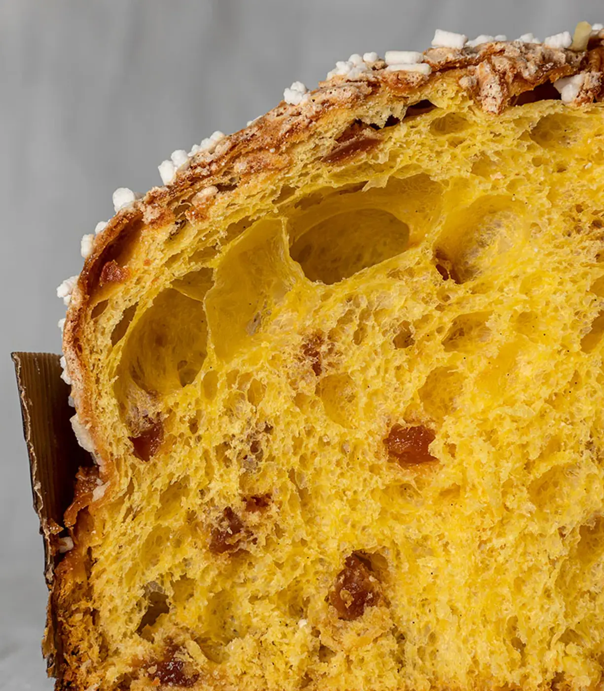 Artisanal panettone filled with candied apricots